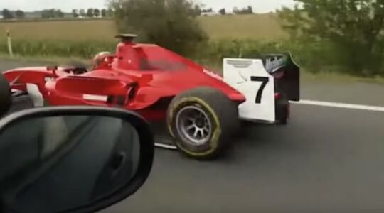 Dallara GP2/08 racewagen Tsjechië snelweg video Pure Luxe