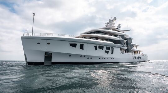 artefact hybrid superjacht Pure Luxe