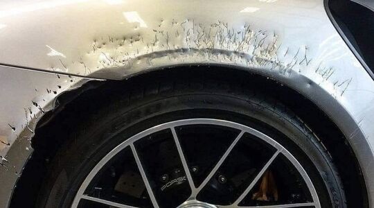 Porsche 911 Turbo S schade hond Pure Luxe
