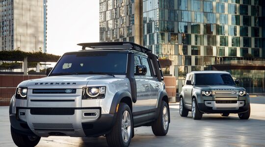 Land Rover Defender 90 en grijs kenteken Pure Luxe