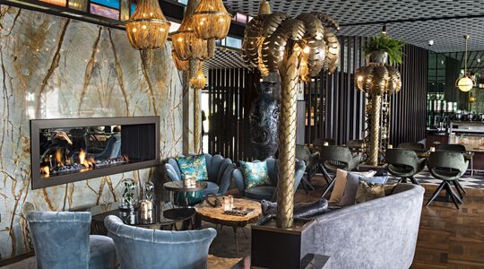 Naast de renovatie van de kamers en The Harbour Club, heeft Apollo Hotel Amsterdam recentelijk restaurantconcept “The Living Room, by Bodon” geïntroduceerd in de voormalige lobbybar. Hier kunnen gasten elkaar ontmoeten in een relaxte sfeer, genietend van toegankelijke gerechten met een Frans cachet, terwijl ze kunnen genieten van de prachtige grachten van Amsterdam. Het design van The Living Room, by Bodon is evenals de Design kamers, suites en lobby extravagant te noemen, met gebruik van materialen als fluweel en leer.