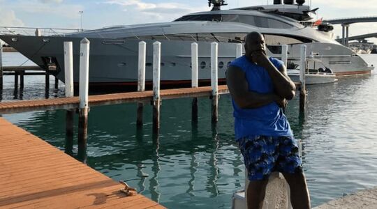 Illustratie voor: Shaquille O’Neal heeft een vermogen van $400 miljoen en hier geeft hij dat aan uit