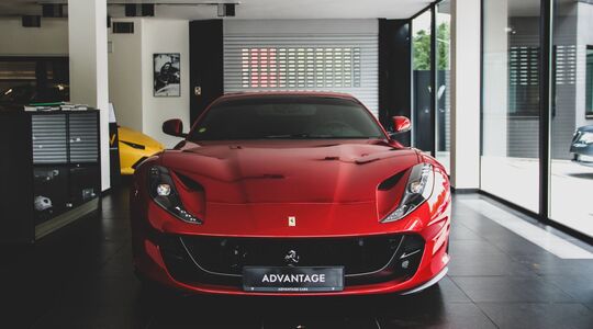 autoverkoper ferrari sales salaris Pure Luxe