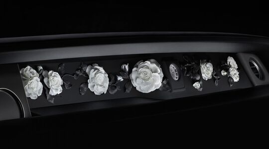 rolls-royce the phantom rose roos bloem Pure Luxe