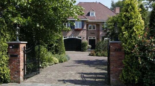 Illustratie voor: Dit is de villa van toptrainer Dick Advocaat