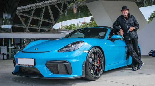 Illustratie voor: Man trakteert zich op 80e Porsche op 80e verjaardag