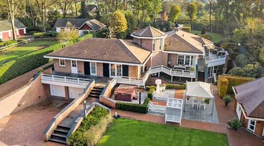 Illustratie voor: Deze bizarre villa met zwembad en café staat te koop