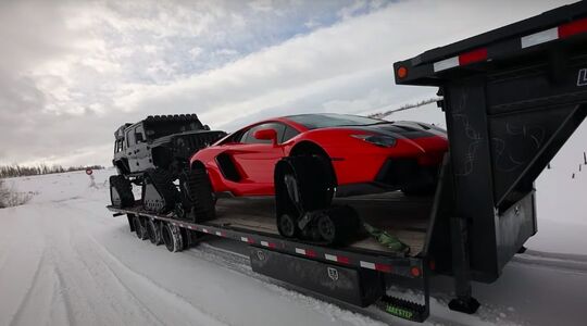 Illustratie voor: Met een Lamborghini Aventador op rupsbanden door de sneeuw ploeteren