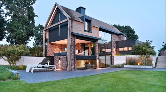 moderne rietgedekte villa