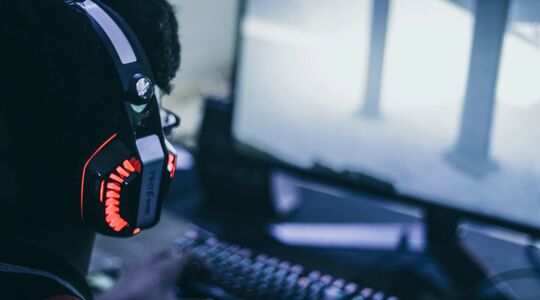 Illustratie voor: Door hack op streamerplatform Twitch liggen salarissen op straat