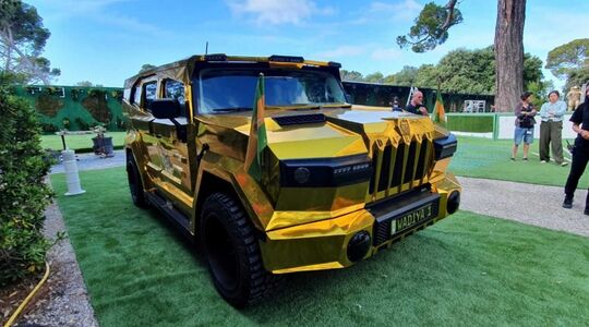 Gouden-SUV-the-Dictator