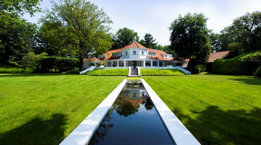 Illustratie voor: Gooische designervilla van Jan des Bouvrie in de verkoop