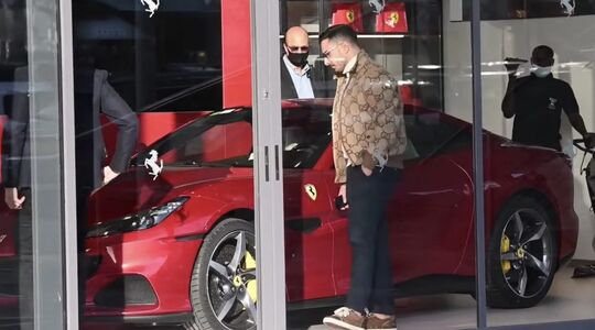 Illustratie voor: Tinder Swindler gespot bij dealer in Tel Aviv kijkend naar een Ferrari