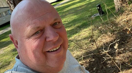 Peter Gillis maakt een selfie in zijn tuin