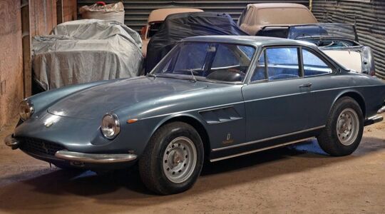 Illustratie voor: Brits bedrijf tovert stoffige schuurvondst om tot gloednieuwe Ferrari 330 GTC