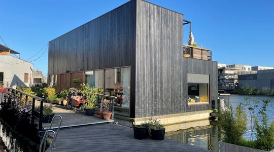 Woonkamer watervilla Amsterdam Noord