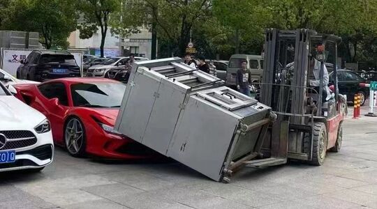 Ferrari F8 Tributo-01 (Heftruckchauffeur)