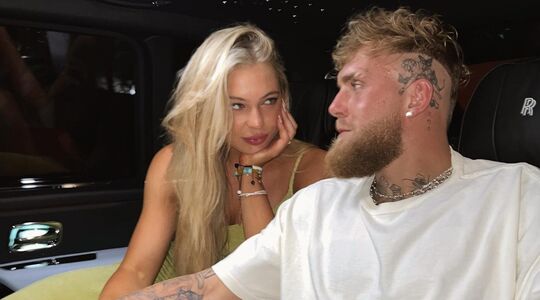 Jake Paul en Jutta Leerdam kijken elkaar verliefd aan