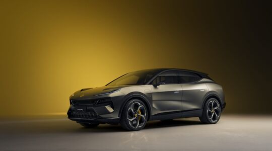 Eletre R van Lotus-03 (Lamborghini Urus)