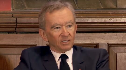 Bernard Arnault tijdens een interview over LVMH. Hij stelt zijn zoon als CEO van Loro Piana