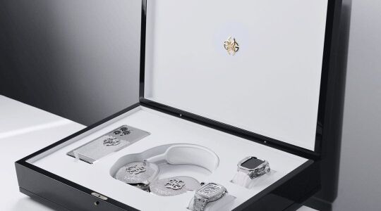 Diamanten Iphone 15 Zweeds Luxemerk Onthult met Diamanten Ingelegde Apple-Producten ter Waarde van €250.000