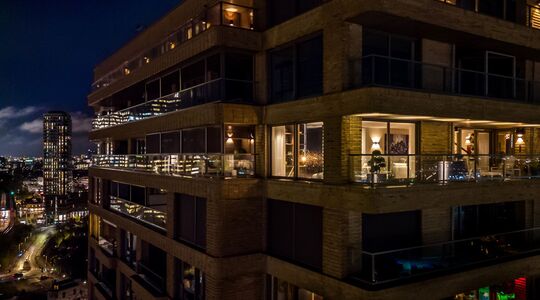 Dit ruime en luxe appartement in Amsterdam biedt een spectaculair uitzicht op de 20e verdieping