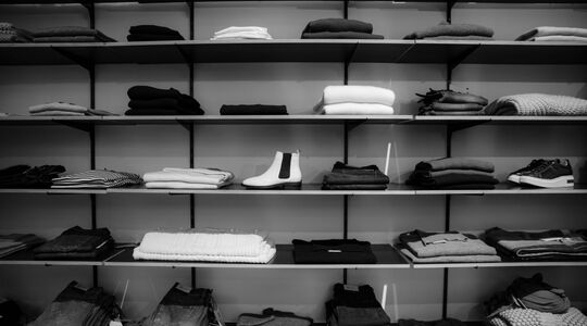 Gids voor streetwear: hoe streetwear-items te integreren in een bestaande luxe garderobe voor een stedelijke en chique stijl.