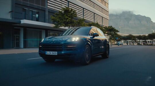 Ervaar de ongeëvenaarde prestaties en luxe van de Porsche Cayenne Turbo E-Hybrid. Met vermogen en een elegant design