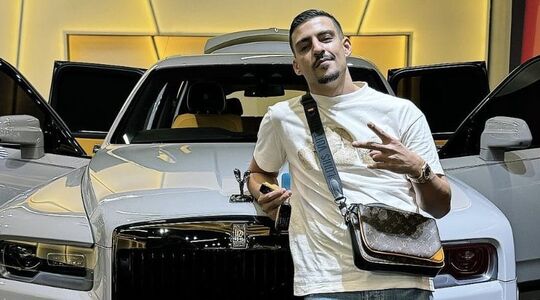 Rapper Boef poseert voor zijn Rolls-Royce Cullinan