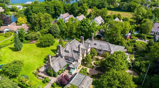Rijksmonumentaal (dubbel) landhuis 'Hagheweyde' met botenhuis, toegang tot de Kagerplassen, grote garage en gesitueerd op 5.750 m² eigen grond
