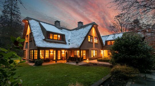 Deze woning straalt exclusieve luxe en privacy op royaal perceel