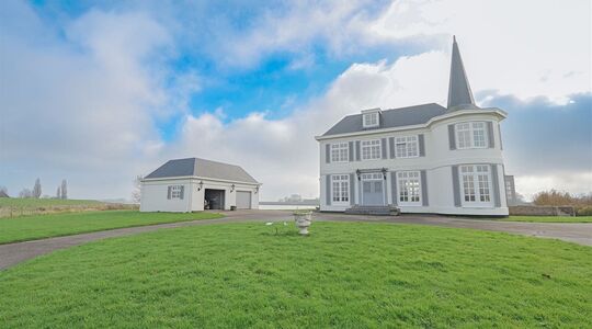 Unieke, Witte Villa met Karakteristiek Torentje aan het Spui
