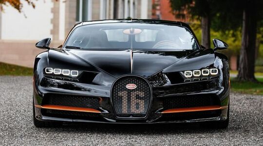 Een Bugatti Chiron staat geparkeerd voor een chateau