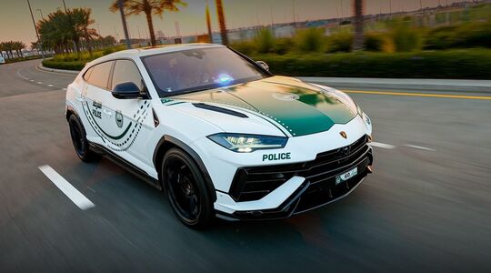 Een nieuwe Lamborghini patrouilleauto op de wegen van Dubai