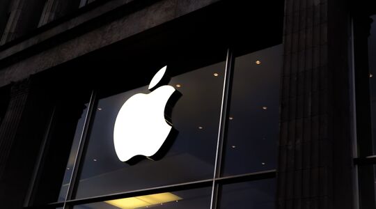 Het logo van één van de Amerikaanse techbedrijven Apple, afgedrukt op één van de kantoren van het bedrijf