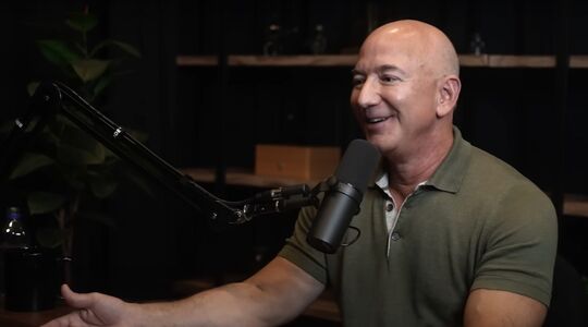 Jeff Bezos tijdens een podcast over zijn carrière en over hoe hij zijn miljarden verdiende