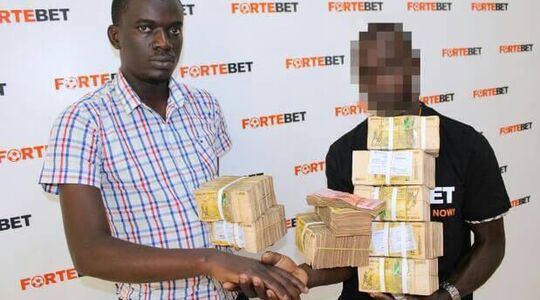 Man wint 100 miljoen Nigeriaanse naira met gestolen geld, vriendin eist 40 miljoen terug
