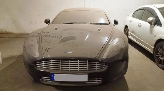 Aston Martin met deuren en ramen open gevonden onder dikke laag stof