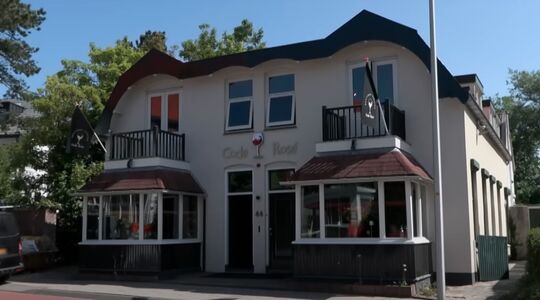 De buitekant van pension Code Rosé van de familie Meiland in Noordwijk