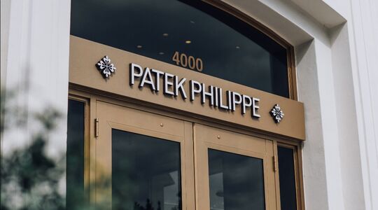 Het Patek Philippe-logo op de voorkant van een boetiek