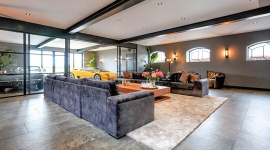 Woonboerderij met showroom voor unieke oldtimers te koop
