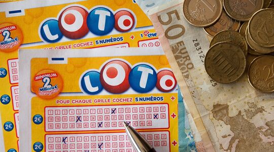 Een loterijlot van een Canadese vrouw met geld erachtet