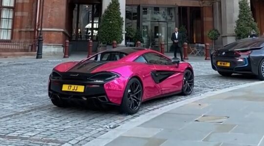 Roze McLaren Londen
