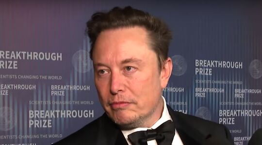 Elon Musk, één van de rijkste mensen ter wereld, tijdens een interview