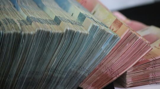 Een stapel eurobiljetten, waarbij topbankiers in Europa miljoenen aan bonussen hebben ontvangen