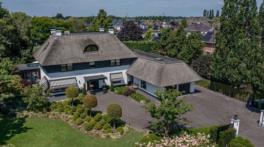 Rietgedekte villa Mijnsheerenland