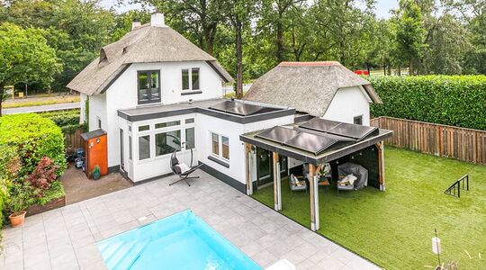 De witte villa van Milan Knol met een zwembad in de achtertuin