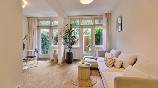 De woonkamer van de benedenwoning van Daley Blind in Amsterdam