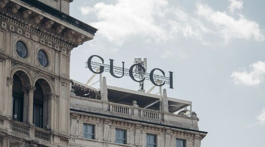 Een pand met daarbovenop de letters Gucci geposteerd