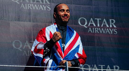 Lewis Hamilton op het podium nadat hij een Formule 1-race heeft gewonnen